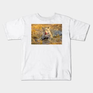 Leopard (Panthera pardus) in the Okavango Delta Kids T-Shirt